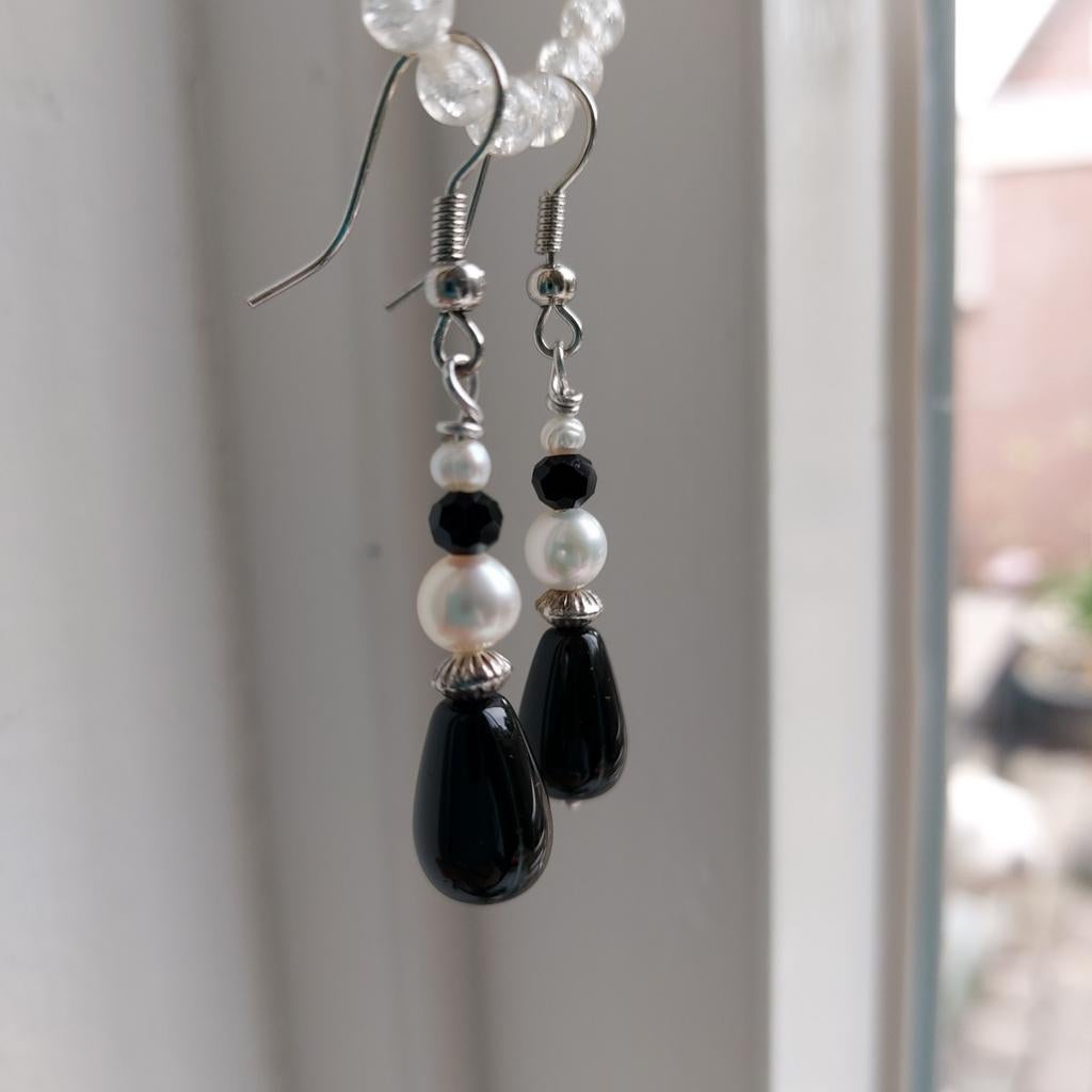 Mooie nieuwe zilveren oorbellen van Onyx,wittezoetw.parels, Sieraden, Tassen en Uiterlijk, Oorbellen, Ophalen