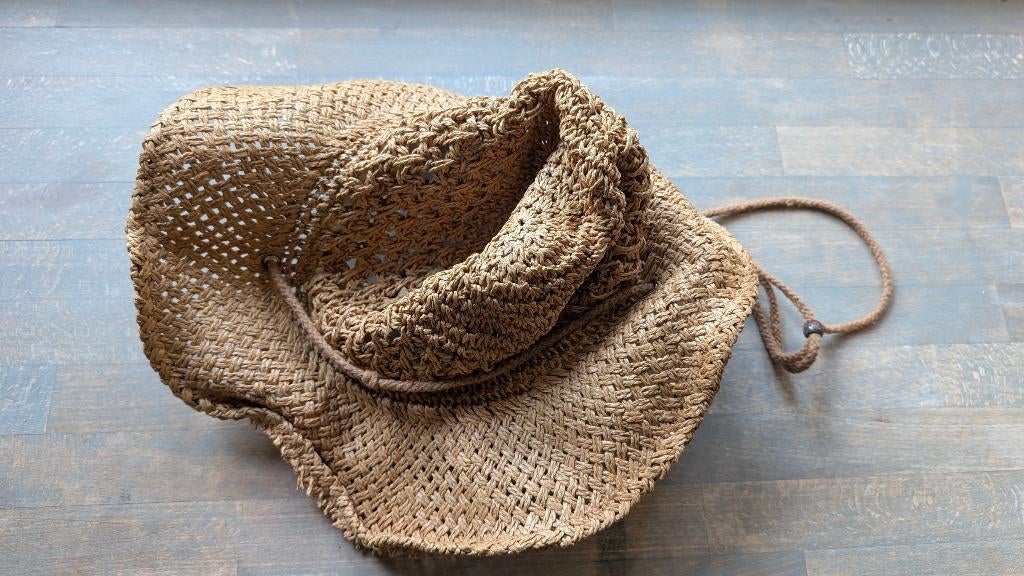 Gevlochten Rieten Hoed | Met Koord, Kleding | Dames, Hoeden en Petten, Ophalen of Verzenden, Zo goed als nieuw, One size fits all