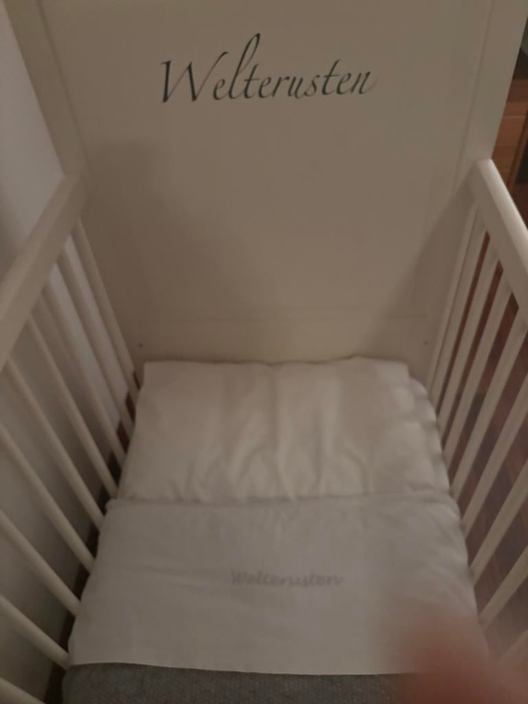 Houten ledikantje met 'Welterusten' tekst, Kinderen en Baby's, Babywiegjes en Ledikanten, Ophalen of Verzenden, Zo goed als nieuw