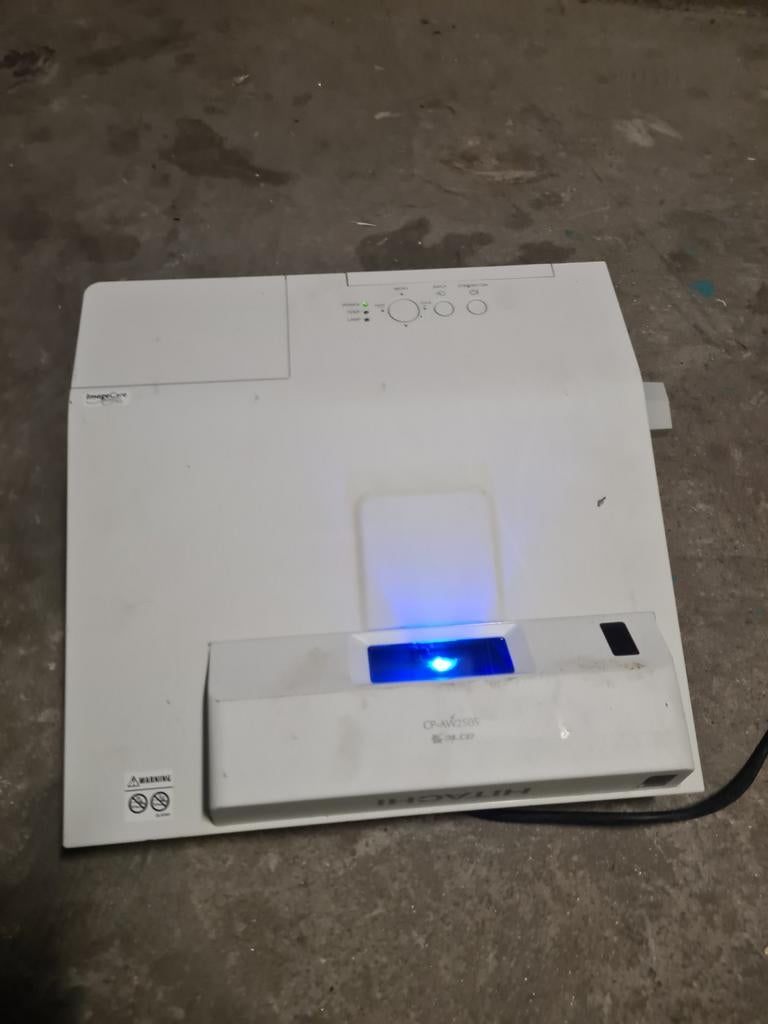 Te koop: 2 stujs een gebruikte Hitachi CP-AW2505 LCD-project, Audio, Tv en Foto, Beamers, Ophalen of Verzenden, Overige resoluties