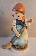 Hummel beeldje meisje met bezem, Ophalen of Verzenden, Zo goed als nieuw, Hummel