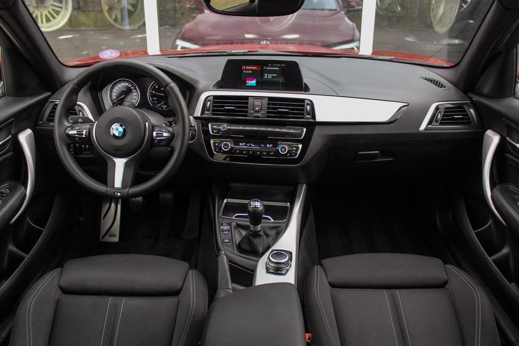 BMW 1-serie 118i Edition M Sport Shadow High Executive LCI 2, Auto's, BMW, 1-Serie, Lichtsensor, Bedrijf, 3 cilinders