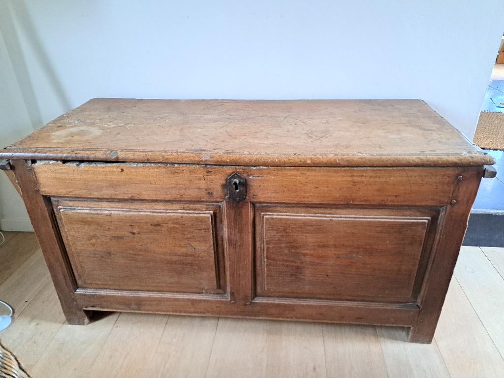 19e eeuwse kist in kastanjehout, Ophalen