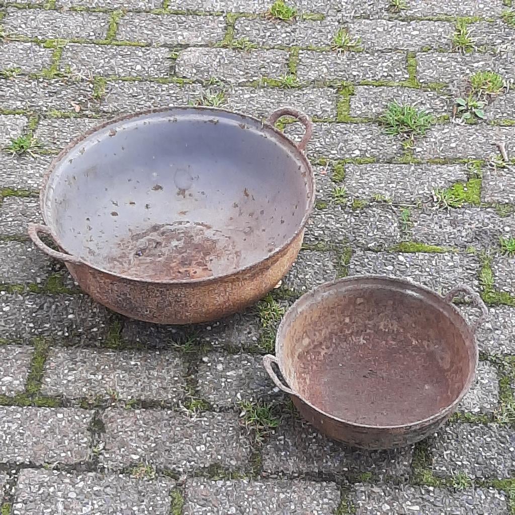 set van 2 oude kookpotten gietijzer, Ophalen