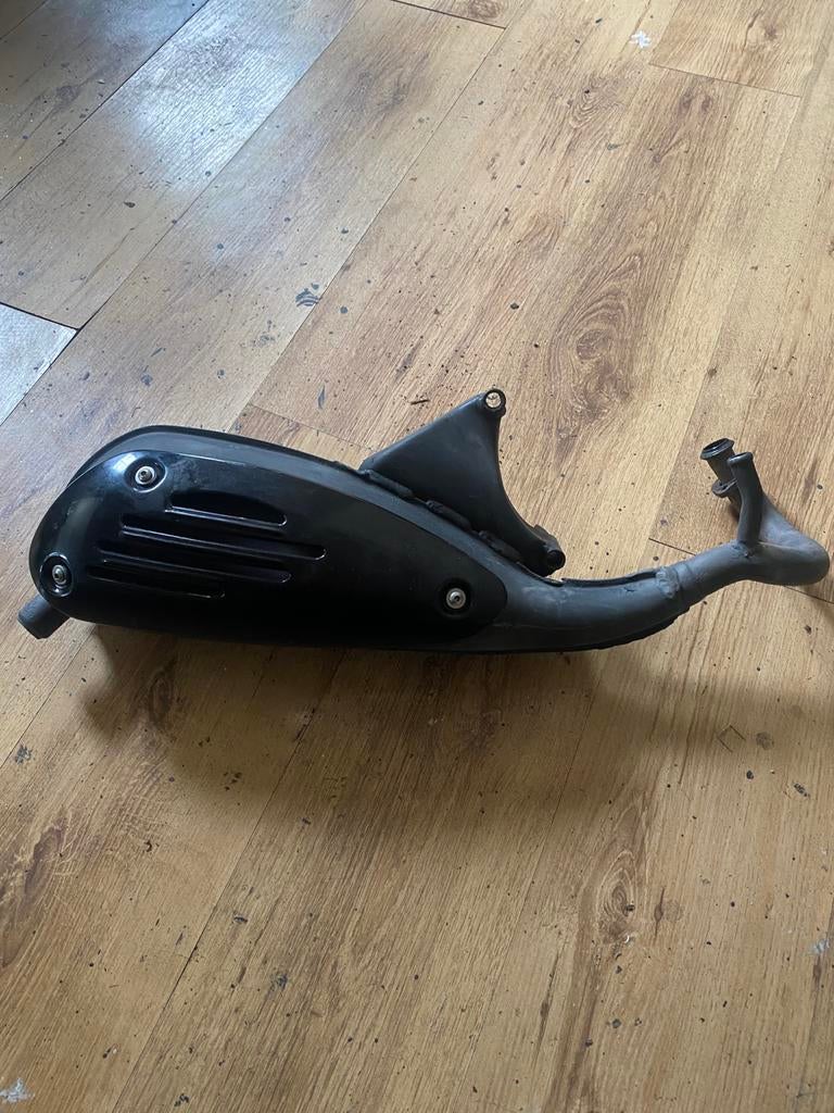 Nette zwarte 2t uitlaat afkomstig van een vespa lx 50 2takt, Fietsen en Brommers, Brommeronderdelen | Scooters, Ophalen, Zo goed als nieuw