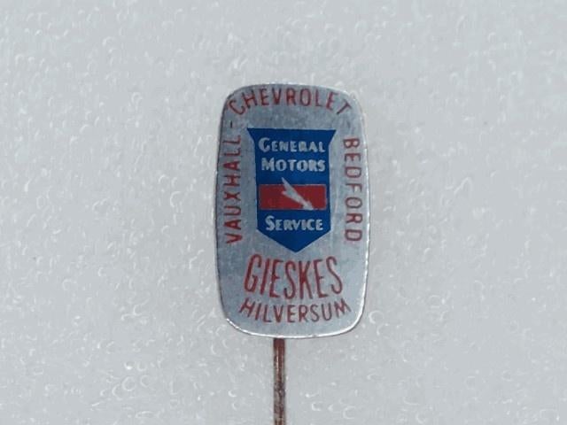 SP1768 Speldje Gieskes Hilversum Vauxhall Chevrolet Bedford, Verzamelen, Speldjes, Pins en Buttons, Ophalen of Verzenden, Gebruikt