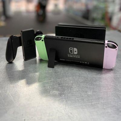 Nintendo Switch Paars Groen Met Dock En Joy Con € 199,99, ., Ophalen of Verzenden, Zo goed als nieuw, .