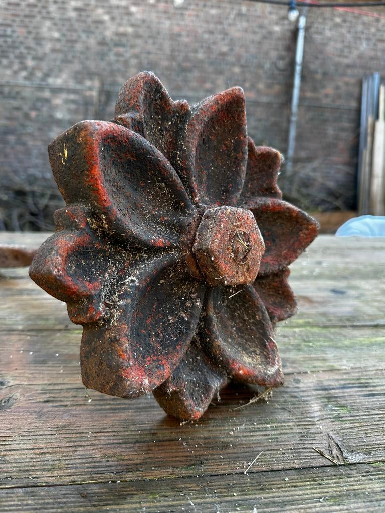 4 stuks antieke gietijzer muurankers rozet, Ophalen, Gebruikt