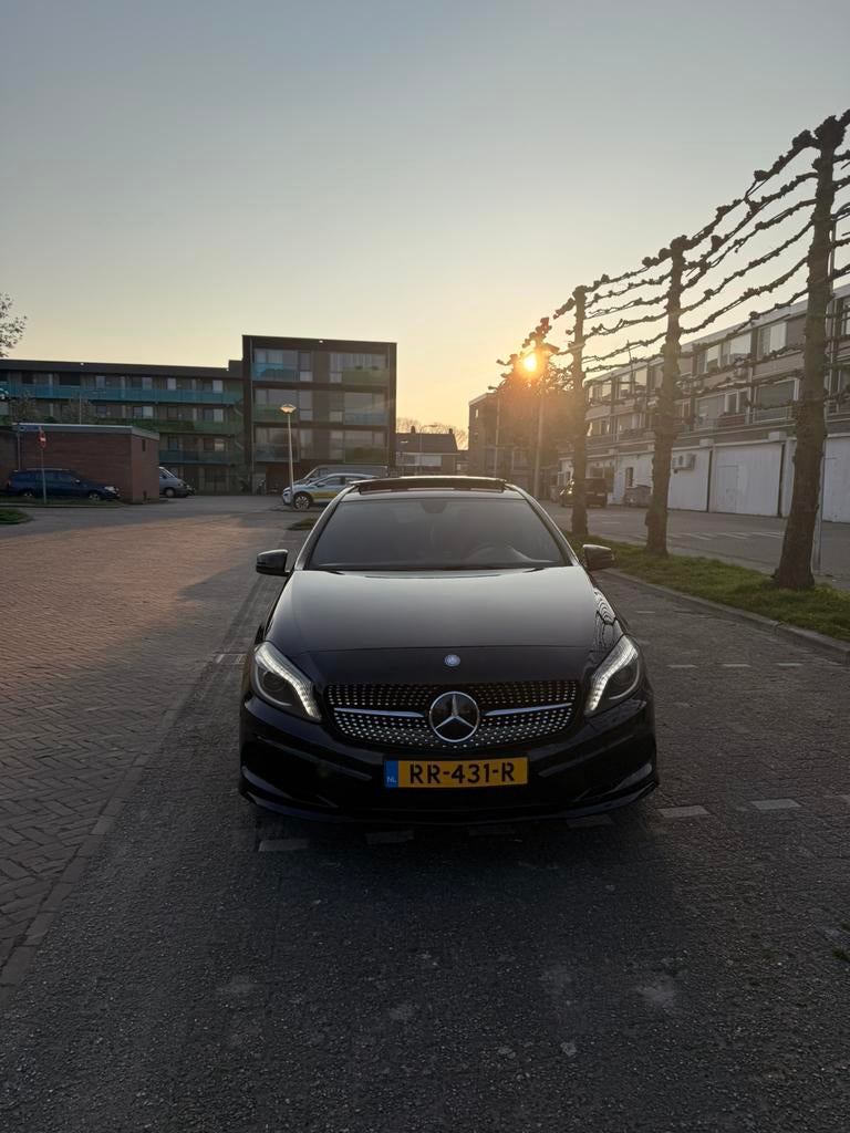 Mercedes-Benz A-Klasse A180 AMG Pakket 180PK!, Auto's, Mercedes-Benz, 4 cilinders, Leder en Stof, 1595 cc, Geïmporteerd