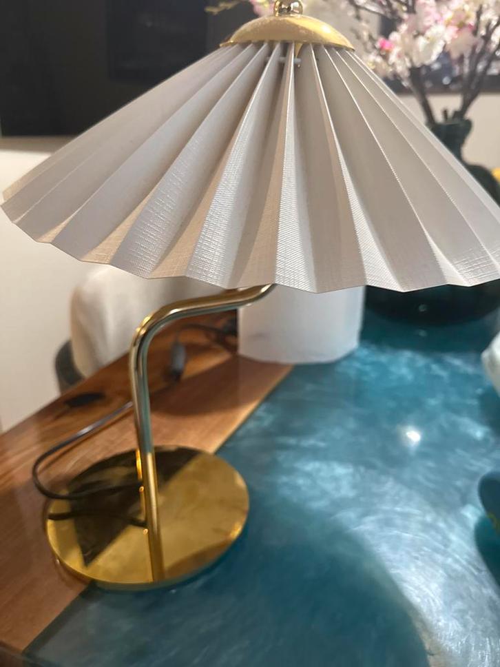 Stijlvolle Plissé Tafellamp - Goudkleurig met Witte Kap, Huis en Inrichting, Lampen | Tafellampen, Nieuw, Minder dan 50 cm, Metaal