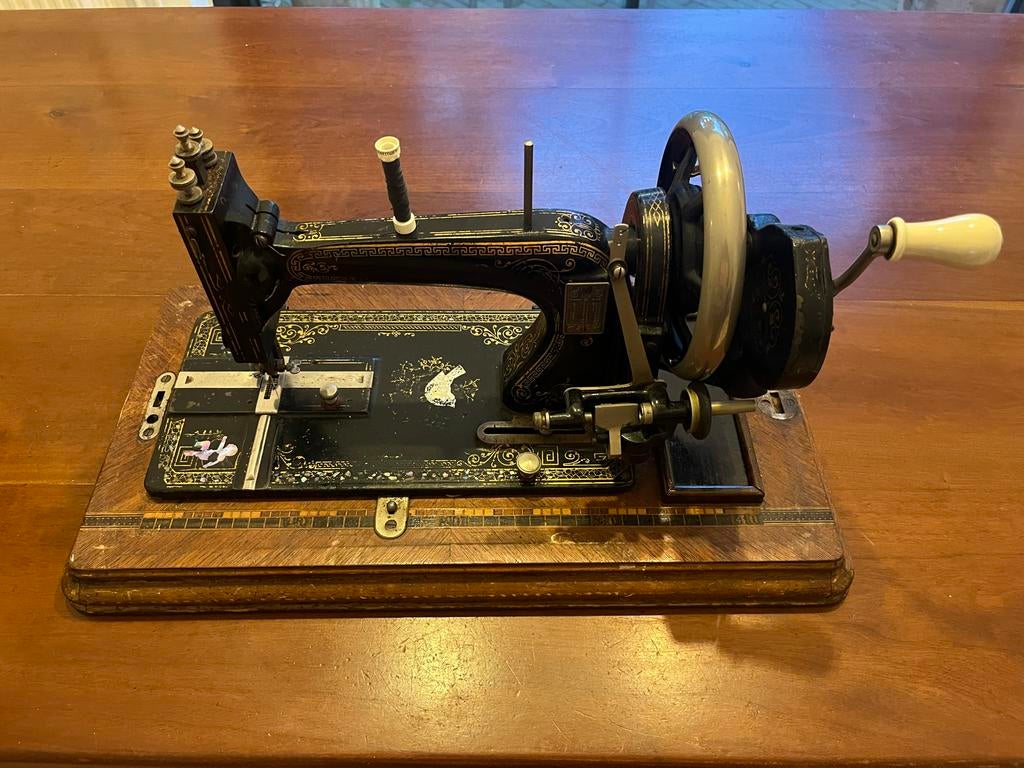 Antieke naaimachine met houten kist, Antiek en Kunst, Antiek | Naaimachines, Ophalen