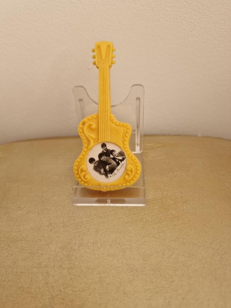 The Beatles Gitaar aan speldje, Ophalen of Verzenden, Gebruikt, Poppenhuis
