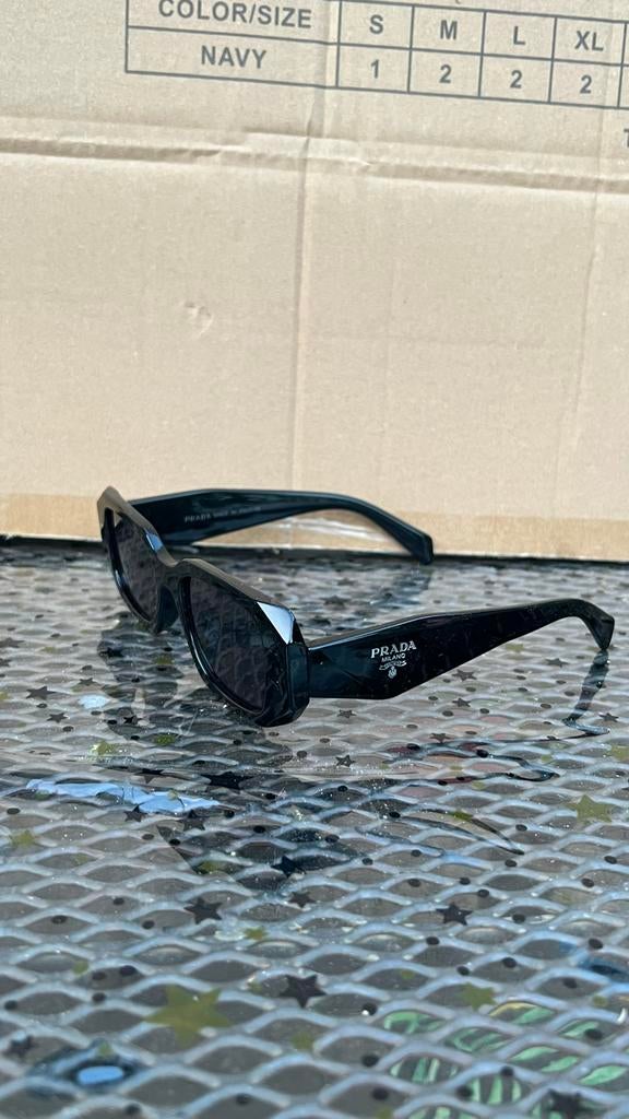 Prada zonnebril zwart OF Oranje uniseks, Gebruikt, Zonnebril, Prada, Zwart