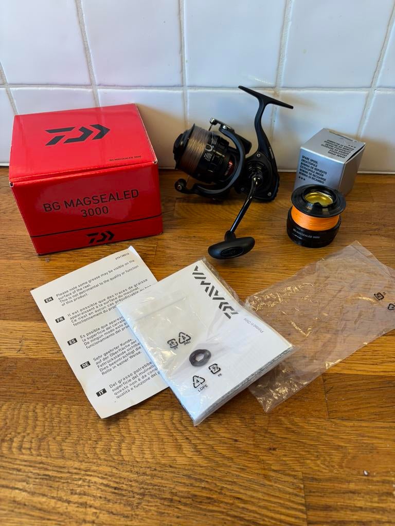 Daiwa BG Magsealed 3000+ reserve spoel nieuw in doos, Watersport en Boten, Hengelsport | Algemeen, Ophalen of Verzenden, Zo goed als nieuw