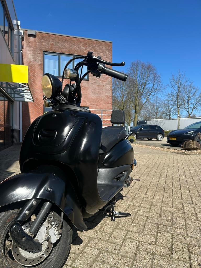 Zwarte Retro Scooter met Weinig Kilometers, Ophalen, Gebruikt, Benzine, Overige merken