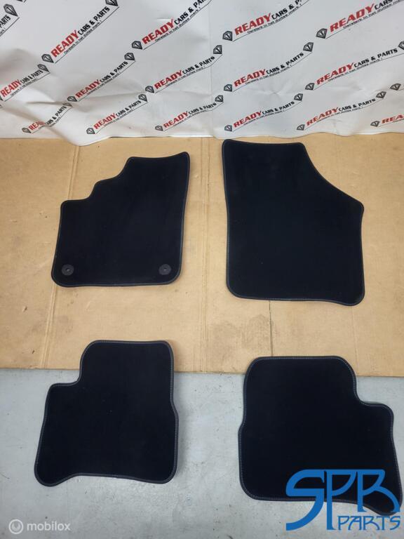 Wielganizator Rubberen matten achter geschikt voor Volkswagen Up! (2011-) hatchback | 2-delige set | betere pasvorm dan universeel | zwart