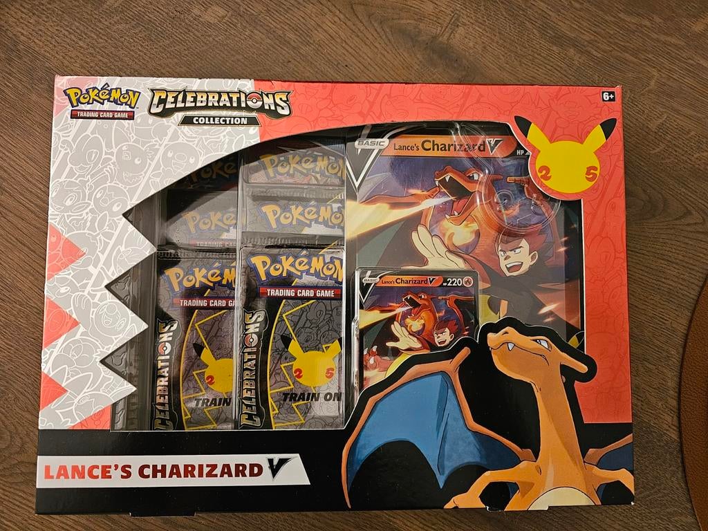 Pokémon Celebrations Lance's Charizard V Collection Box, Hobby en Vrije tijd, Verzamelkaartspellen | Pokémon, Ophalen of Verzenden