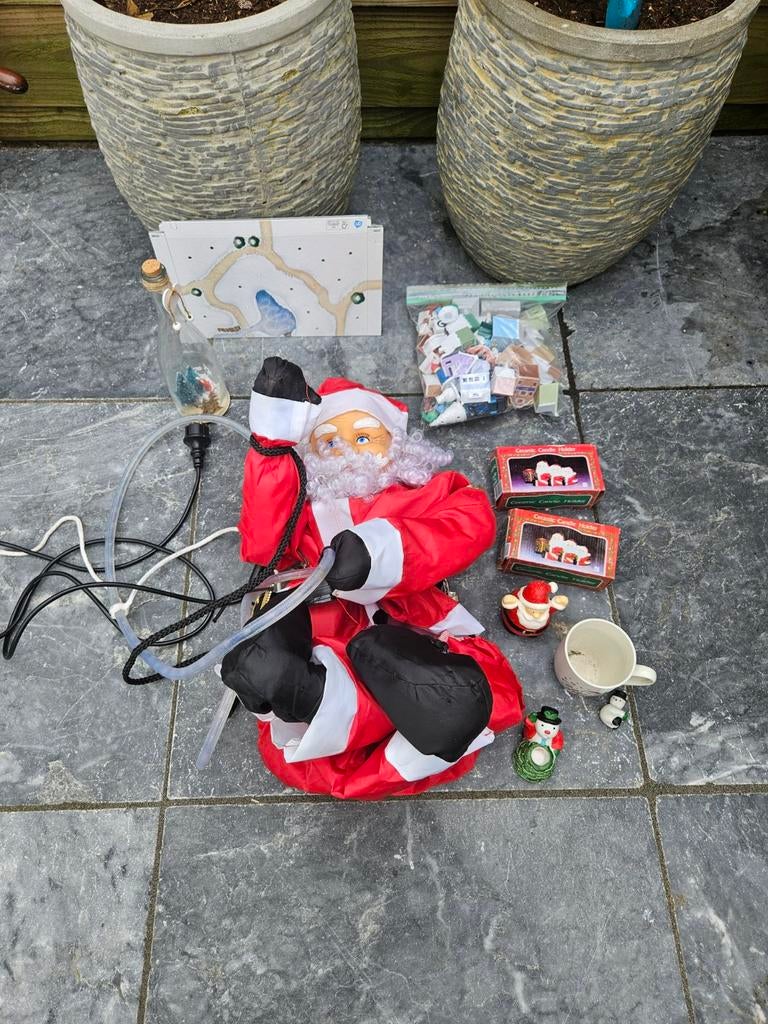 Kerstversiering.  Grote klimmende kerstman met verlichting., Ophalen
