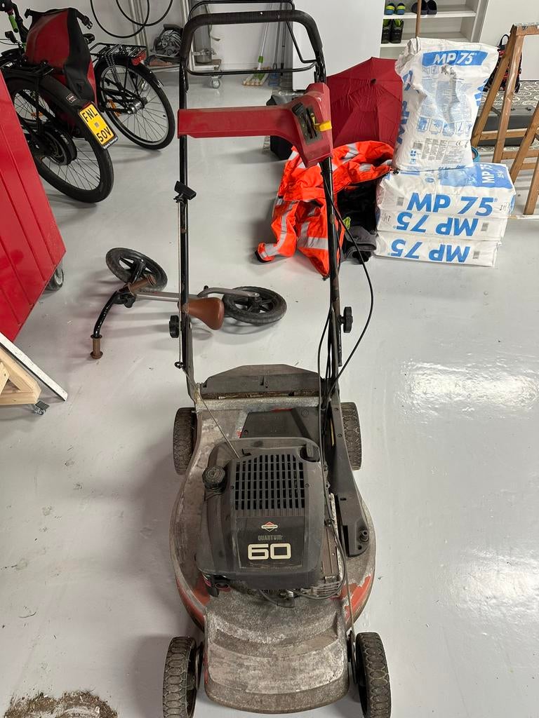 Briggs & Stratton grasmaaier, loop functie, Tuin en Terras, Ophalen, Cirkelmaaier, Gebruikt, Opvangbak