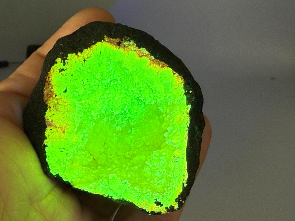 Powerboll geode mineralen fluorescerende UVActief, Ophalen of Verzenden, Mineraal