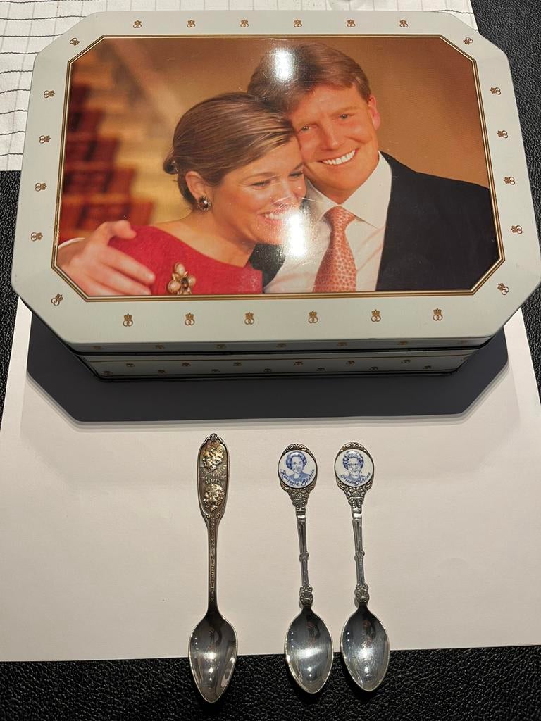 Koektrommel en lepeltjes, Verzamelen, Koninklijk Huis en Royalty, Ophalen of Verzenden, Zo goed als nieuw, Speld(je) of Lepel(tje)