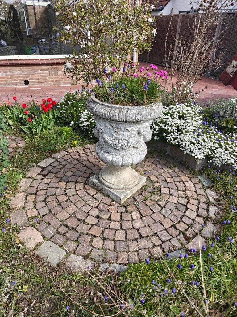 Witte bloembak met klassiek uiterlijk, Ophalen, Rond, Steen