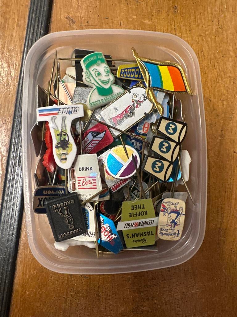 Doosje vol vintage speldjes, Verzamelen, Speldjes, Pins en Buttons, Ophalen of Verzenden, Gebruikt, Overige onderwerpen, Speldje of Pin