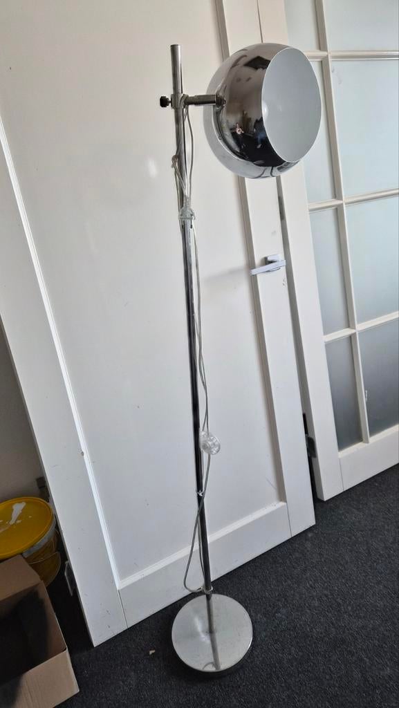 Moderne staande lamp chroom - bolvormige kap, Gebruikt, Modern, Industrieel, Ophalen of Verzenden, Metaal