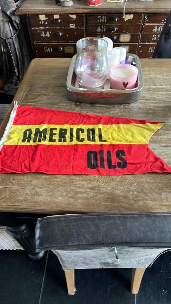 Oude reclame vlag voor Americol oils in goede staat, Ophalen of Verzenden, Gebruikt, Gebruiksvoorwerp