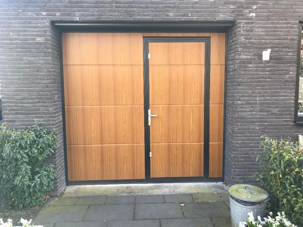 Sectionaal garagedeur met loopdeur - electrische bediening, Ophalen, Kunststof, Gebruikt, Garagedeur