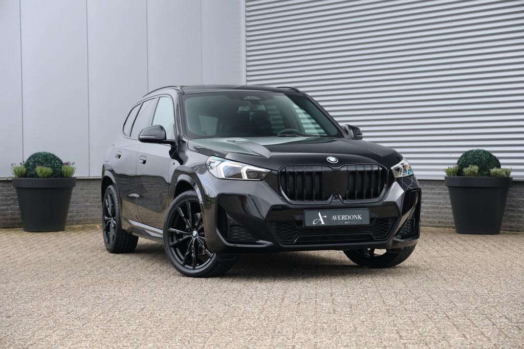 BMW X1 sDrive20i 170pk M-Sport Black Ed. Pano|360Cam|HUD, Auto's, BMW, Zwart, Bedrijf, 3 cilinders, 170 pk