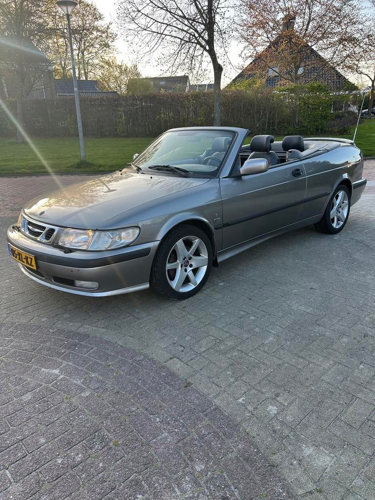 Saab 9-3 2.0 Cabriolet Turbo Automaat, Auto's, Saab, Zwart, 4 cilinders, Cabriolet, 4 stoelen