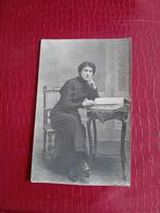 Fotokaart Dame op stoel, Ophalen of Verzenden, Voor 1940