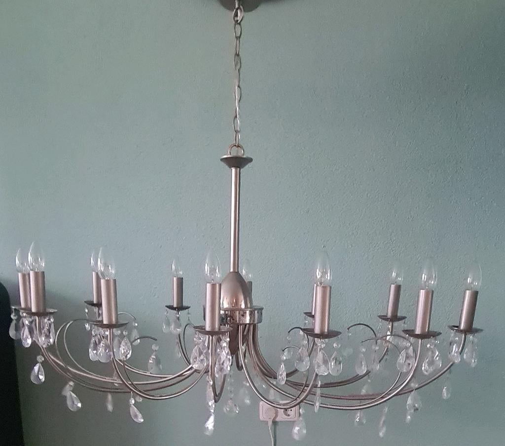 Elegante kroonluchter met 12 armen en kristallen hangers, Huis en Inrichting, Lampen | Kroonluchters, Ophalen of Verzenden, Zo goed als nieuw