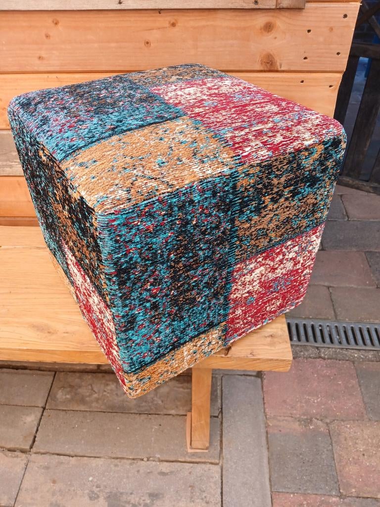 Een hele nette poef voetenbank hocker, Huis en Inrichting, Banken | Voetenbanken en Poefen, Ophalen, Vierkant, 75 tot 100 cm, Zo goed als nieuw