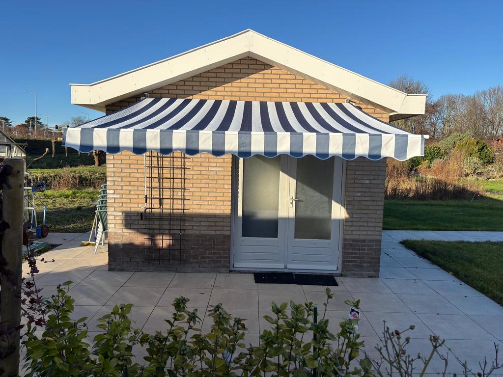 Zonnescherm 3m breed, 1.50m uitval, handmatig met beugels, Ophalen, Gebruikt, 150 tot 300 cm, 250 cm tot 450 cm