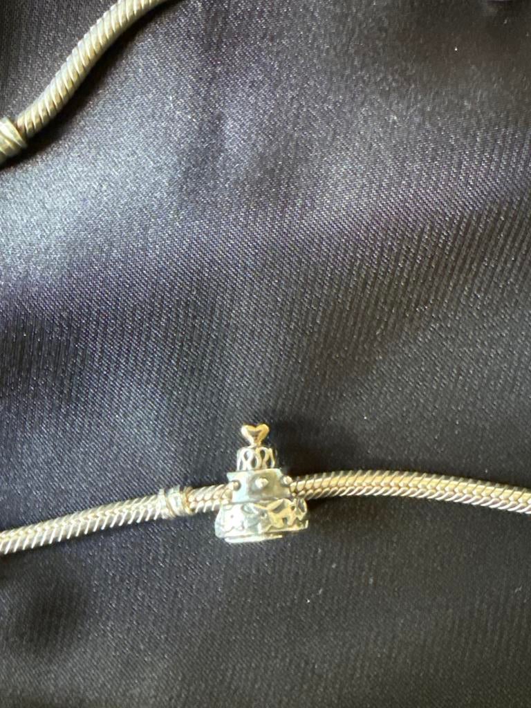 Pandora bedel taart zilver met gouden hartje, Sieraden, Tassen en Uiterlijk, Bedels, Gebruikt, Pandora, Ophalen of Verzenden, 1 bedel