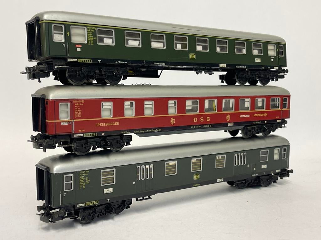* 3 MOOIE RIJTUIGEN met VERLICHTING Märklin 4023 4024 4026 *, Hobby en Vrije tijd, Modeltreinen | H0, Wisselstroom, Wagon, Ophalen of Verzenden
