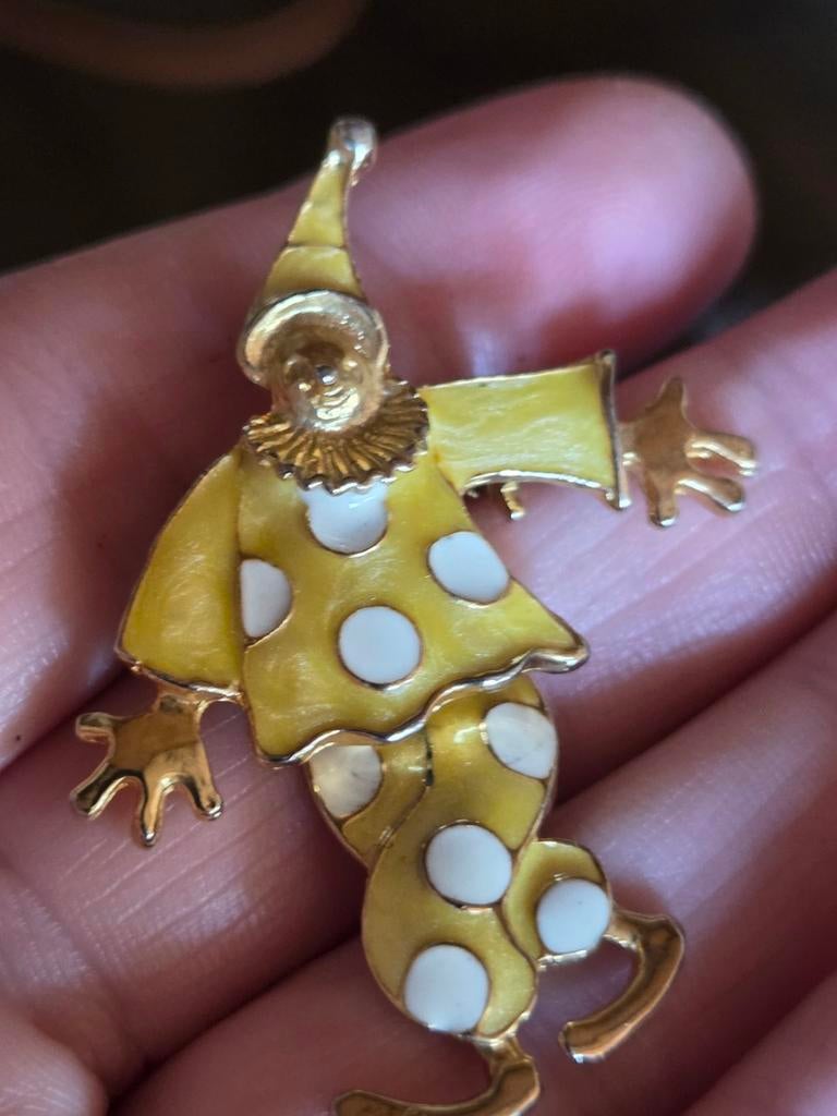 Vintage Gele Clown Hanger/Broche - Emaille Goudkleurig, Ophalen of Verzenden, Gebruikt