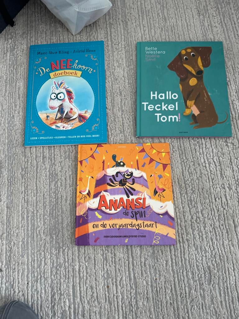 Kinderboeken: De Neehoorn, Hallo Teckel Tom, Anansi de Spin, Ophalen, Zo goed als nieuw, Fictie algemeen