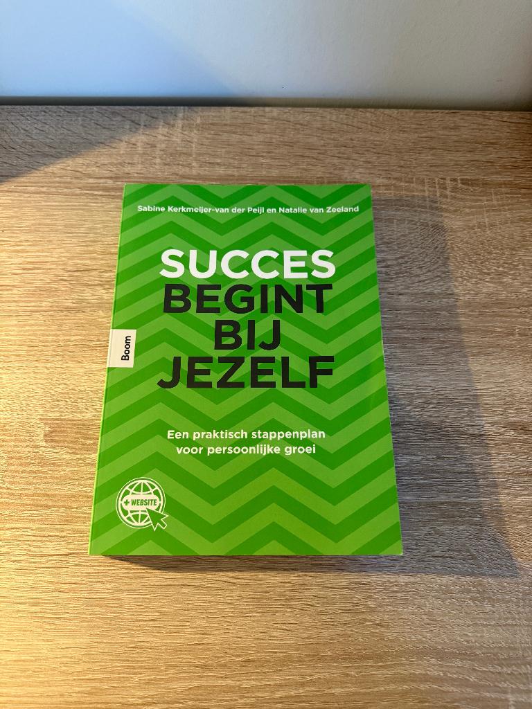 Boek Succes begint bij jezelf, Boeken, Advies, Hulp en Training, Ophalen of Verzenden, Zo goed als nieuw, Diverse auteurs