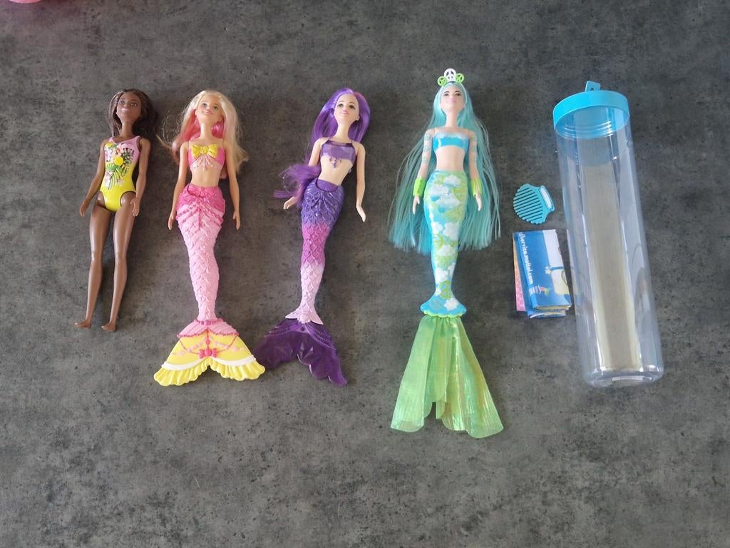 Barbies zeemeerminnen en een Barbie in badpak, Ophalen