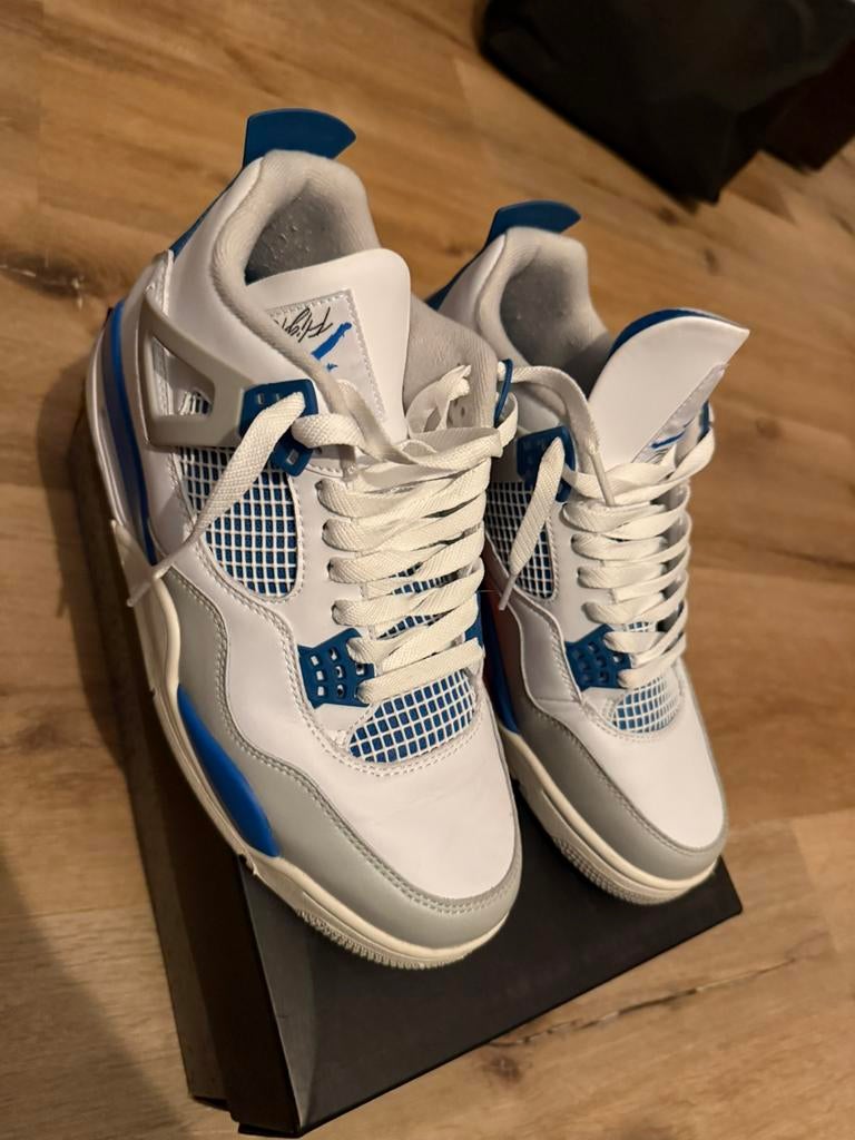 Air jordan 4 retro military blauw, Ophalen, Zo goed als nieuw, Schoenen