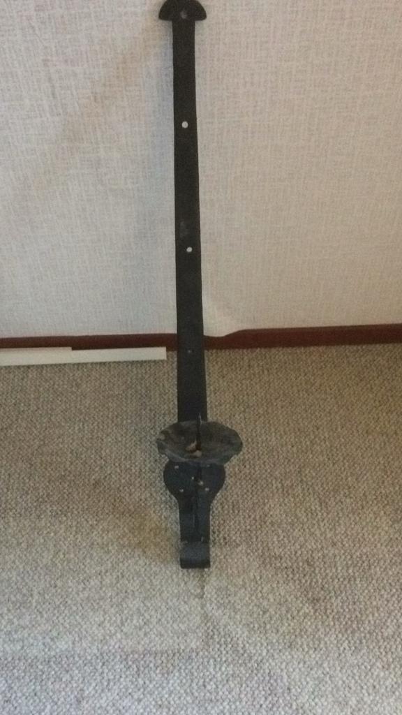 Zwarte smeedijzeren kandelaar voor aan de muur, Antiek en Kunst, Ophalen of Verzenden, Overige materialen