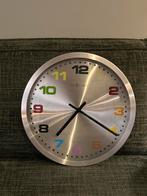 Nextime wandklok met gekleurde cijfers, Huis en Inrichting, Woonaccessoires | Klokken, Ophalen, Gebruikt, Analoog, Wandklok