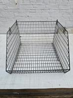 Ijzeren opbergbak, Ophalen