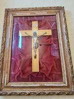 Vintage lijst met bol glas en crucifix