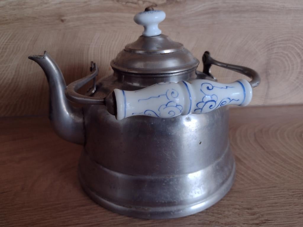 Vintage tinnen theepot met Delfts blauw handvat, Antiek en Kunst, Antiek | Tin, Ophalen of Verzenden