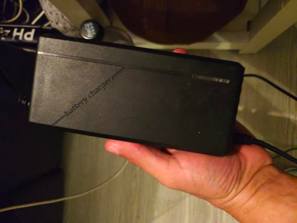 Fietsacculader met turbofunctie - Laadt sneller op!, Fietsen en Brommers, Fietsaccessoires | Fietsaccu's, Ophalen of Verzenden