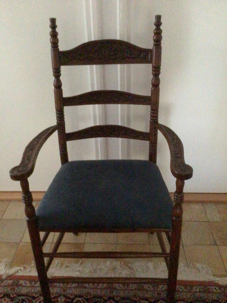 Antieke stoel met leuningen, Ophalen